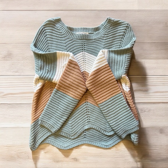 Chevron Patterned Sweater in Green, White, and Beige - Picture 3 of 3